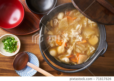 在鍋裡煮熱的豬肉湯 在鍋裡煮熱的豬肉湯 71817826