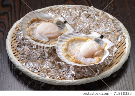 Fresh scallops 71818323