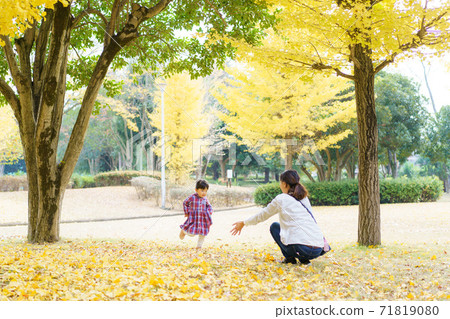 Parents and children playing in the autumn park 71819080