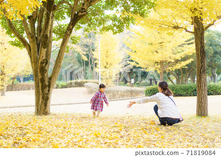 Parents and children playing in the autumn park 71819084
