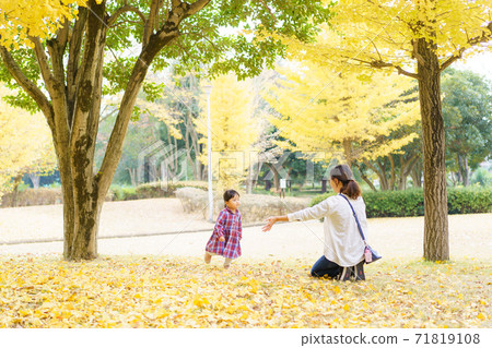 Parents and children playing in the autumn park Parents and children playing in the autumn park 71819108