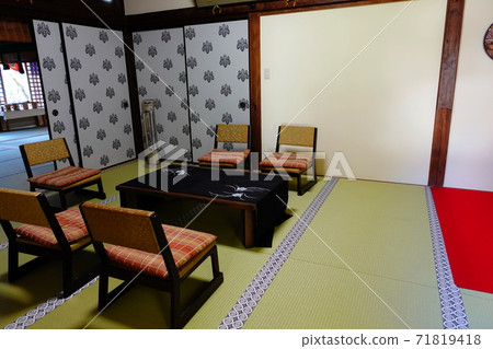 Antechamber 71819418