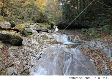 Autumn of "Nishisuzuotani River" in the headwaters of the Kokuryo River, further back in the Besshi Line 71819419