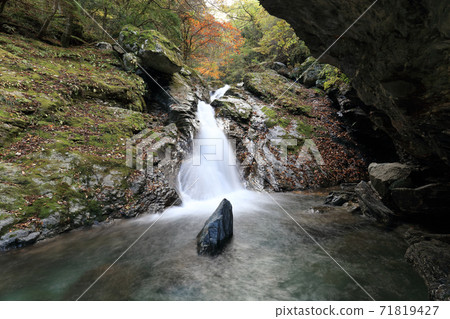 Autumn of "Nishisuzuotani River" in the headwaters of the Kokuryo River, further back in the Besshi Line Autumn of "Nishisuzuotani River" in the headwaters of the Kokuryo River, further back in the Besshi Line 71819427