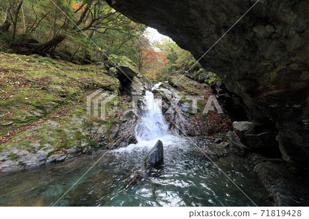 Autumn of "Nishisuzuotani River" in the headwaters of the Kokuryo River, further back in the Besshi Line 71819428