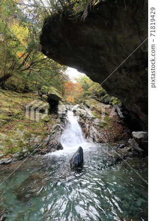 Autumn of "Nishisuzuotani River" in the headwaters of the Kokuryo River, further back in the Besshi Line 71819429