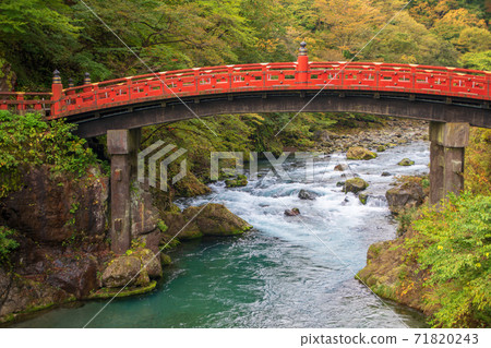 日光神橋小谷川秋天的景色 日光神橋小谷川秋天的景色 71820243