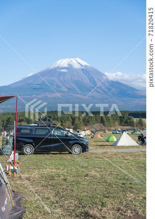 [Auto camp while enjoying the magnificent view of Mt. Fuji] 71820415