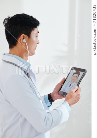 General practitioner video calling General practitioner video calling 71820435