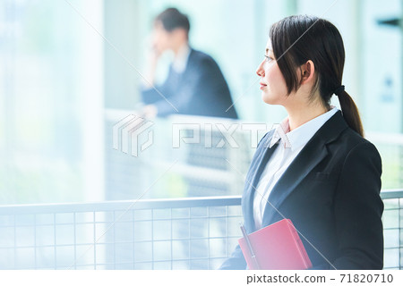 Young business woman 71820710