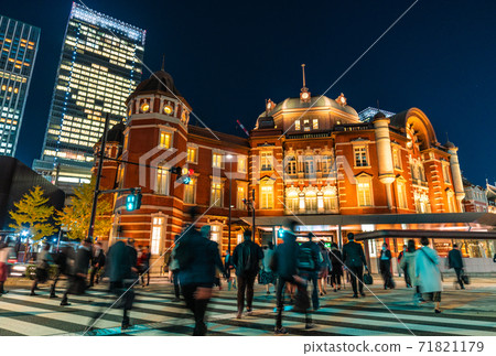 日本的東京城市景觀東京站丸之內北口和紅磚車站大樓（電暈綠燈還是紅燈？）的景象= 11月19日 71821179