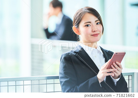年輕女商人 71821602