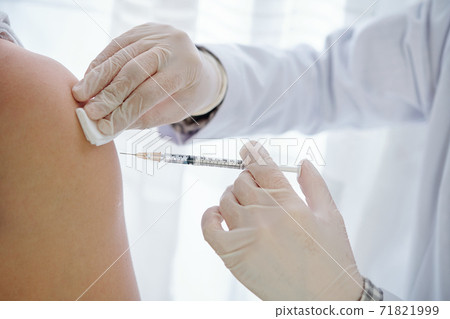 Vaccinating patient against coronavirus Vaccinating patient against coronavirus 71821999