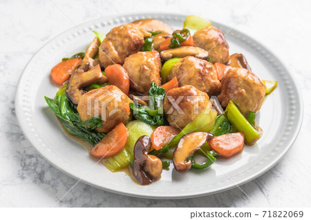Stir-fried meatballs and vegetables in oyster Stir-fried meatballs and vegetables in oyster 71822069