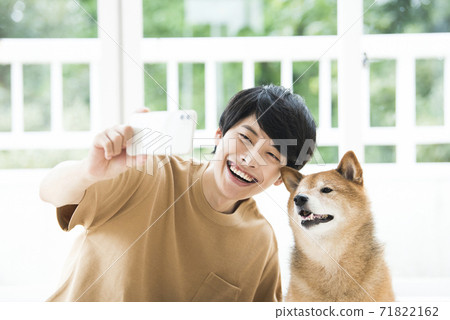 一個年輕人帶著他的狗的自畫像 71822162