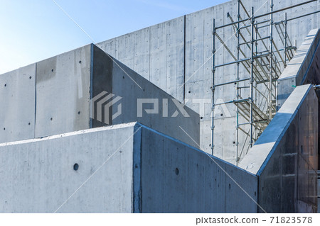 Concrete retaining wall to see the scaffolding 71823578