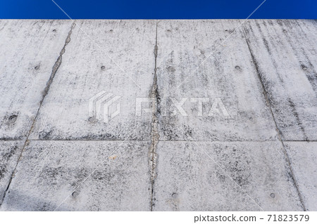 Concrete retaining wall 71823579