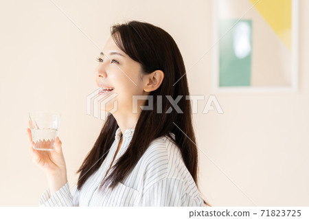 在臥室補水的年輕女子 在臥室補水的年輕女子 71823725