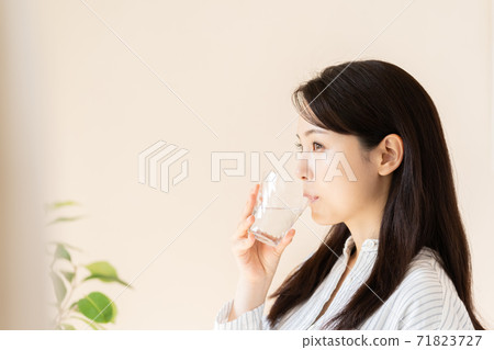 在臥室補水的年輕女子 在臥室補水的年輕女子 71823727