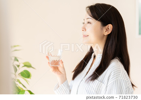 在臥室補水的年輕女子 71823730