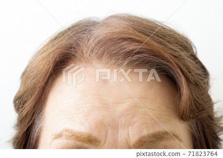 Senior hair hair care gray hair 71823764