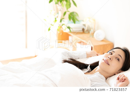 年輕女子在臥室裡醒來 71823857