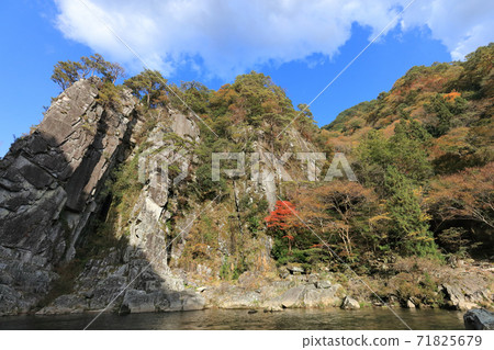 Autumn of the Tenken "Kagatake". (Tomisato Valley of the Dozan River, the longest tributary of the Yoshino River) Autumn of the Tenken "Kagatake". (Tomisato Valley of the Dozan River, the longest tributary of the Yoshino River) 71825679