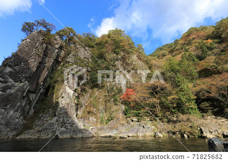 Autumn of the Tenken "Kagatake". (Tomisato Valley of the Dozan River, the longest tributary of the Yoshino River) Autumn of the Tenken "Kagatake". (Tomisato Valley of the Dozan River, the longest tributary of the Yoshino River) 71825682