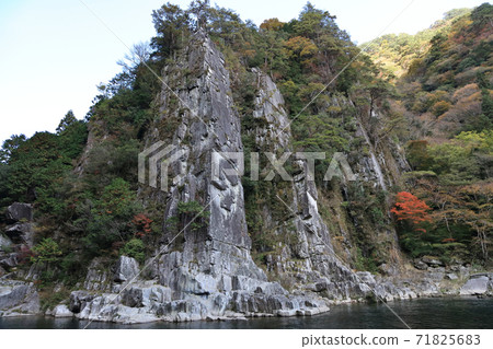 Autumn of the Tenken "Kagatake". (Tomisato Valley of the Dozan River, the longest tributary of the Yoshino River) 71825683