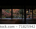 從京都的一座寺廟的日本房間看到的秋葉 71825942