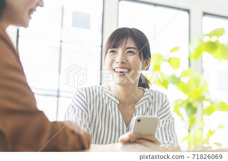 一個女人和朋友聊天 71826069