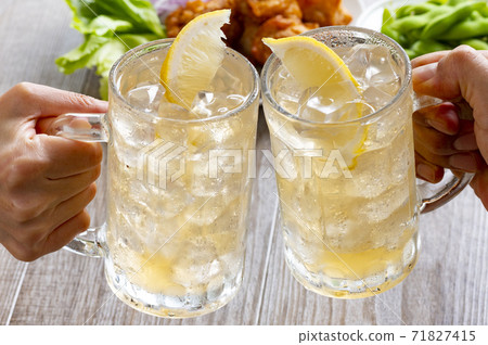 Highball toast 71827415