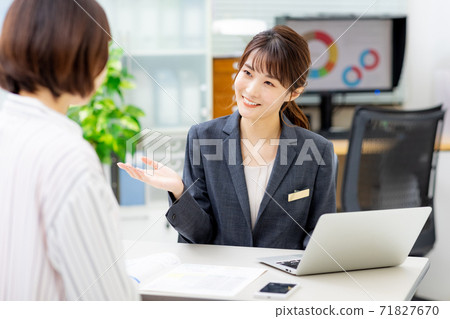 Staff who consult with women 71827670
