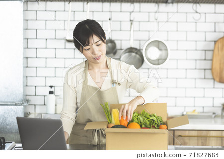 Women using food delivery services 71827683