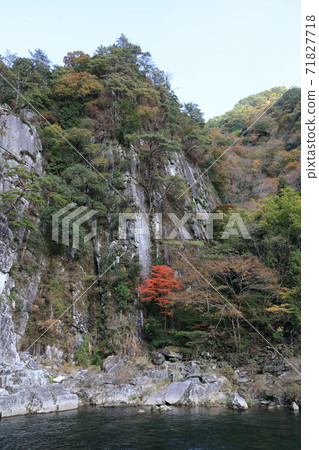 Autumn of the Tenken "Kagatake". (Tomisato Valley of the Dozan River, a tributary of the Yoshino River) 71827718