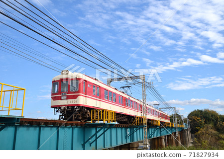 這是神戶電鐵1500系列列車,天氣晴朗時穿過青線鐵路橋。 這是神戶電鐵1500系列列車,天氣晴朗時穿過青線鐵路橋。 71827934