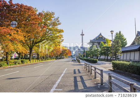 The street in front of Higashi Honganji Temple in Kyoto 71828619