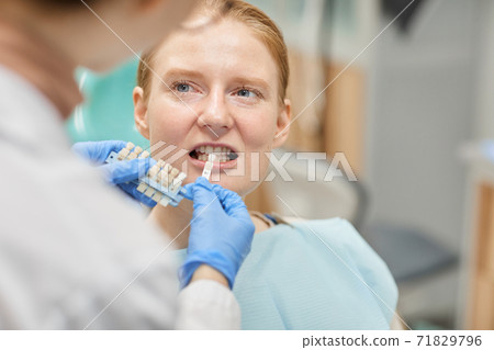 Patient making dental crowns 71829796