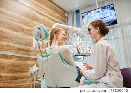 Consultation at dental clinic 71830646