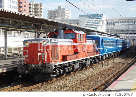 DD51 towed 12 series passenger train passing through Nishi-Akashi Station on the Sanyo Main Line 71830707