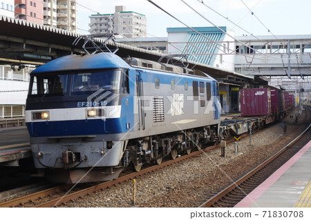 EF210拖曳經過三洋本線西明石站的貨運列車 EF210拖曳經過三洋本線西明石站的貨運列車 71830708