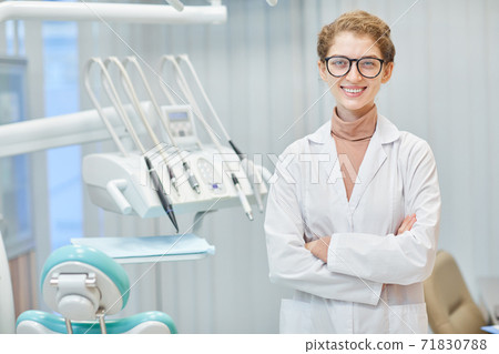 Dentist at dental clinic 71830788