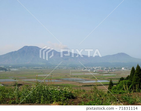 Rural scenery and Nakadake in Aso City (Aso City, Kumamoto Prefecture) 71831114