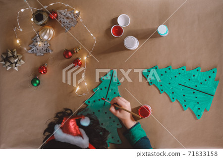 little kid making christmas decorations little kid making christmas decorations 71833158