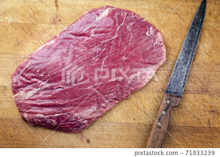 Raw dry aged wagyu flank steak 71833239