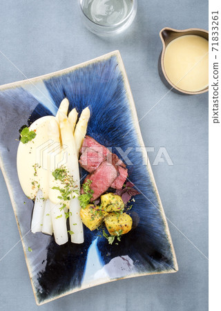 barbecue dry aged sliced fillet steak with white asparagus in hollandaise sauce 71833261