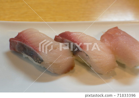 Hamachi nigiri 3件。握壽司。 71833396