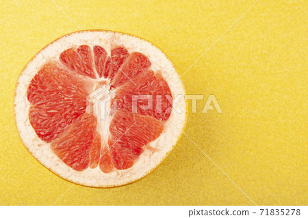 image of grapefruit gold background  71835278