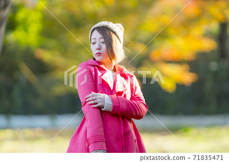 Female portrait autumn 71835471