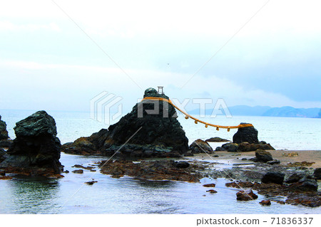Meotoiwa at low tide in Ise-Shima and Futamigaura Meotoiwa at low tide in Ise-Shima and Futamigaura 71836337